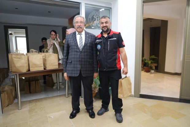 Belediye Başkanımız Sn. Mustafa Kenan Sarıtaş, Ramazan Bayramı dolayısı ile belediye binasında ve diğer hizmet birimlerinde görev yapan personellerimizle bayramlaştı.