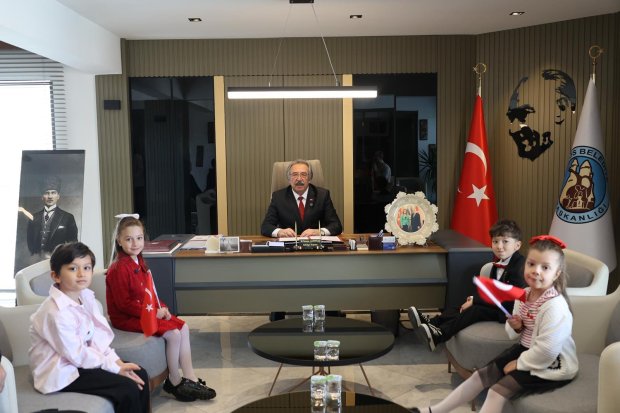 BELEDİYE BAŞKANIMIZ BAŞKANLIK KOLTUĞUNU ÇOCUKLARA DEVRETTİ