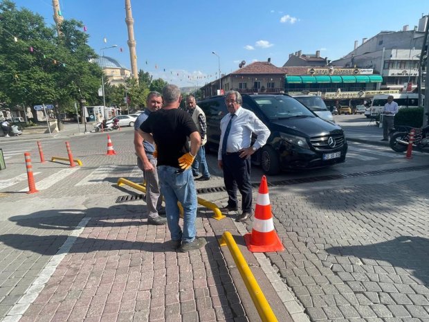 Belediyemiz tarafından çarşı meydanında hayata geçirilen "Araç Park Yoğunluğunu Azaltma ve Yayalaştırma" çalışmaları kapsamında hayata geçirilen duba çalışmaları esnaf ve vatandaşlarımızdan tam not aldı.