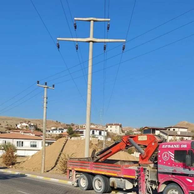 Başkan Sarıtaş Yukarı Mahalle İnönü caddesinden geçen beton elektrik direklerinin Medaş tarafından söküm çalışmalarını inceledi.