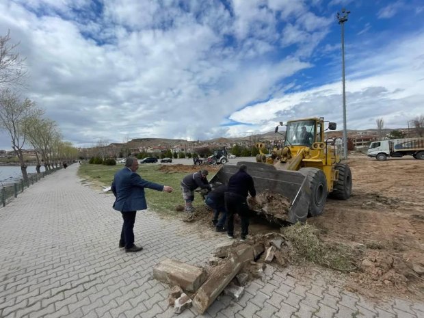 Kızılırmak kenarında, Karşıbağ girişinde atıl durumda bulunan boş arazi, taş döşenerek halkımızın hizmetine otopark olarak sunulmak üzere düzenleme çalışmaları başlatıldı.