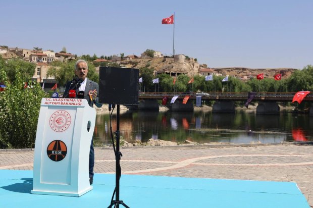 Ulaştırma ve Altyapı Bakanımız Sayın Abdulkadir Uraloğlu’nun katılımlarıyla kapsamlı şekilde restorasyonu tamamlanarak hizmete giren Tarihi Taş Köprümüzün resmi açılışı tören gerçekleştirildi.