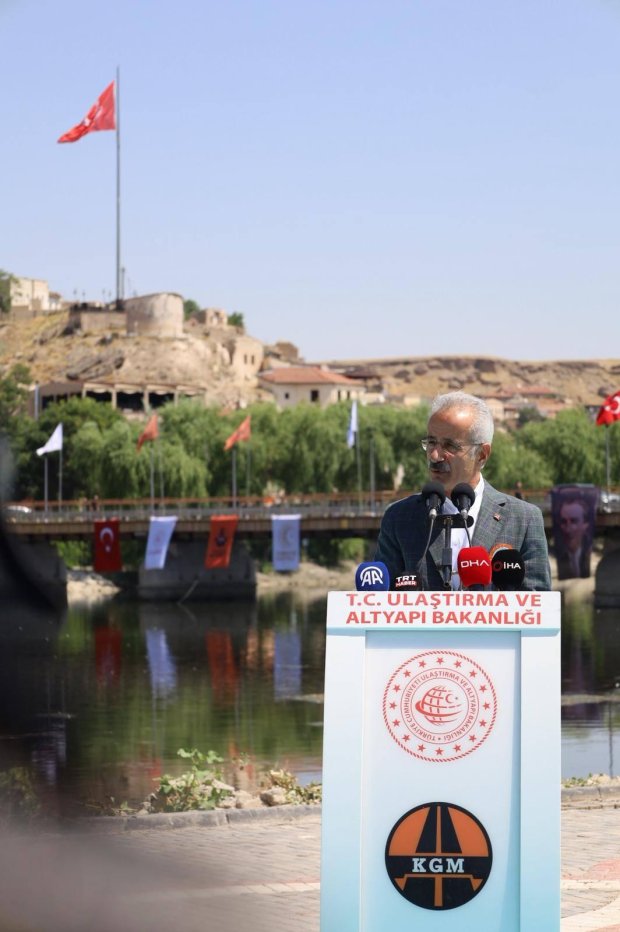 Ulaştırma ve Altyapı Bakanımız Sayın Abdulkadir Uraloğlu’nun katılımlarıyla kapsamlı şekilde restorasyonu tamamlanarak hizmete giren Tarihi Taş Köprümüzün resmi açılışı tören gerçekleştirildi.