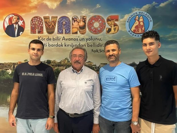 Genç Osman Koray Ünlü ve oğulları Yusuf ve Ahmet Ünlü Belediye Başkanımız Mustafa Kenan Sarıtaş'ı makamında ziyaret ettiler.