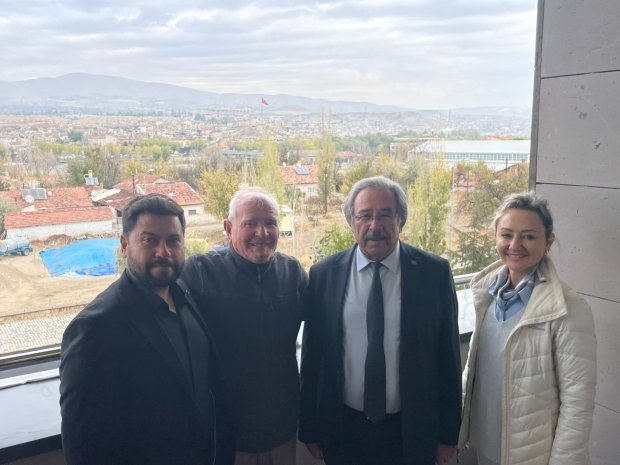Belediye Başkanımız Sayın Mustafa Kenan Sarıtaş, yapım çalışmaları devam eden yeni Hükümet Konağı’nı ziyaret ederek müteahhit firma yetkilisi Sayın Mimar Yeliz Akyürek’ten çalışmalar hakkında detaylı bilgi aldı.