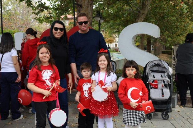 Cumhuriyetimizin 102. yılı etkinlikleri kapsamında, Avanos Mutlu Çocuk Anaokulu tarafından Cumhuriyet Korteji Yürüyüşü ve Çocuk Şenliği etkinliği düzenlendi.