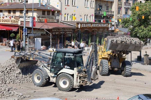 Avanos Çarşı Meydanı’nda, PTT önünden Çarşı Meydanı istikametine uzanan güzergahta, sıcak asfalt çalışmaları öncesinde kilit parke söküm çalışmalarına başlandı.