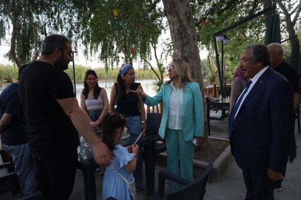 Milletvekilimiz Sayın Prof. Dr. Filiz Kılıç ve Belediye Başkanımız Sayın Mustafa Kenan Sarıtaş, sosyal tesislerde bulunan vatandaşlarımızla da sohbet ettiler ardından sosyal tesislerde devam eden çalışmaları incelediler.