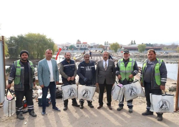 Tarihi Taş Köprünün Çelik Konstrüksiyon İşçilerine Başkan Sarıtaş Hediye Takdim Etti.