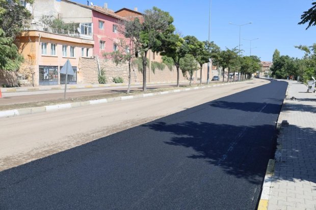 “Avanos’un Çehresini Değiştiren Hizmet: İnönü Caddesi’nde BSK Sıcak Asfalt Atımı Başladı”