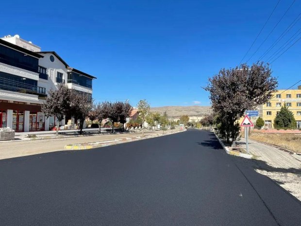 Kapadokya Caddesinde sıcak asfalt yol yapım çalışması cadde sonuna yaklaştı.
