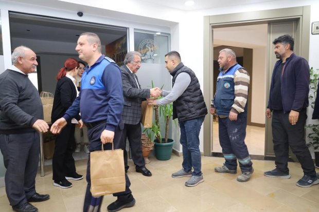 Belediye Başkanımız Sn. Mustafa Kenan Sarıtaş, Ramazan Bayramı dolayısı ile belediye binasında ve diğer hizmet birimlerinde görev yapan personellerimizle bayramlaştı.