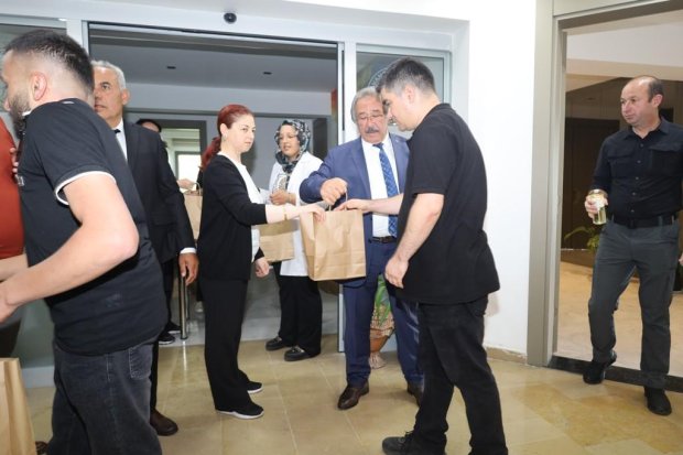 Belediye Başkanımız Sn. Mustafa Kenan Sarıtaş, Kurban Bayramı dolayısıyla belediye binasında ve bağlı hizmet birimlerinde görev yapan personelimizle bir araya gelerek bayramlaştı.