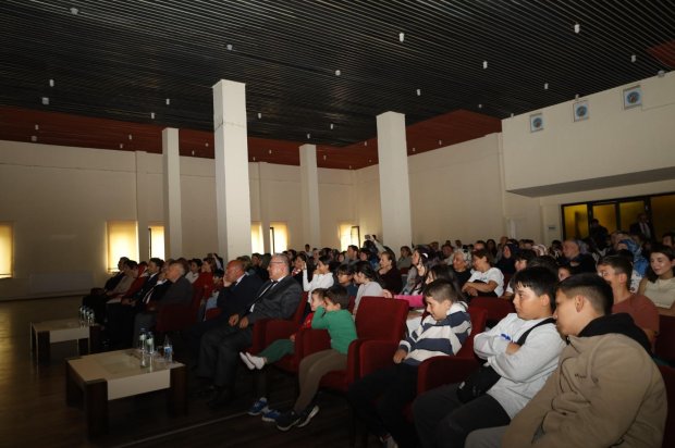 29 Ekim Cumhuriyet Bayramı kutlama etkinlikleri kapsamında, belediyemiz bünyesinde çalışmalarını sürdüren Türk Halk Müziği Korosu ve Çocuk Korosu tarafından Cumhuriyet Konseri ve Tiyatro Etkinliği gerçekleştirildi.
