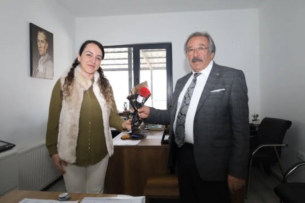 8 Mart Dünya Kadınlar Günü'nün hafta sonuna denk gelmesinden dolayı, Belediye Başkanımız Sn. Mustafa Kenan Sarıtaş, haftanın ilk iş günü belediyemizde çalışan kadın personellerimize çiçek takdim ederek, 8 Mart Dünya Kadınlar Günü'nü kutladı.