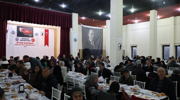 BELEDİYEMİZİN GELENEKSEL İFTAR SOFRASINDA HEMSEHRİLERİMİZ BİR ARADA ORUÇLARINI AÇIYOR