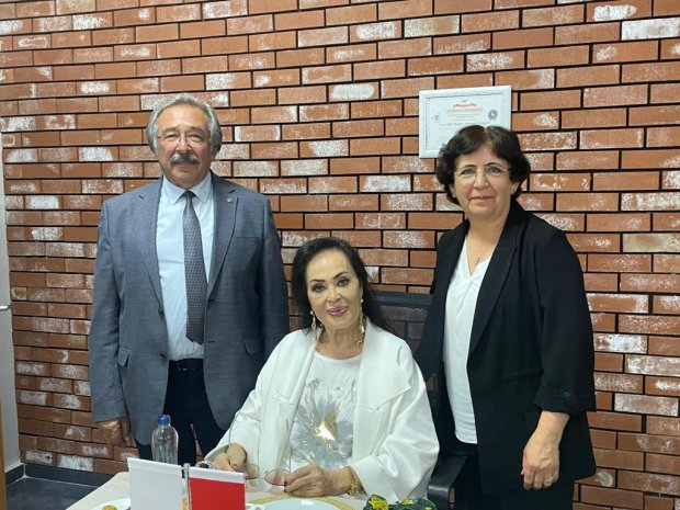 Belediye Başkanımız Sayın Mustafa Kenan Sarıtaş, kıymetli sanatçımız Sayın Türkan Şoray'a Sultan lakabı ile bilindiği için sultanların giydiği gücü temsil eden kaftan formunda Avanos'un geleneksel el sanatlarından Seramik takdim etti.