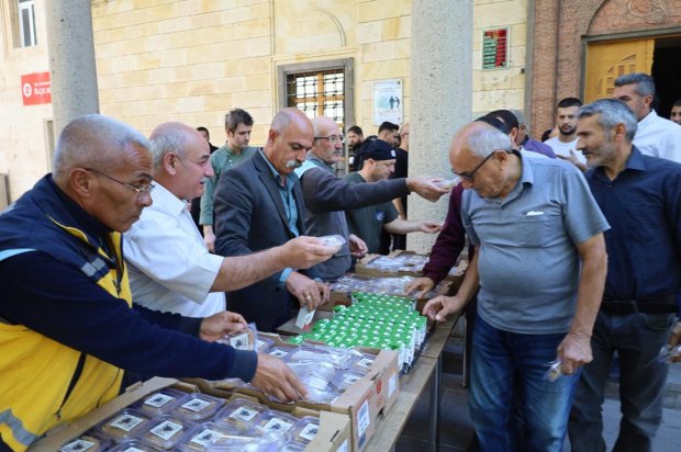 Belediye Başkanımız Sayın Mustafa Kenan Sarıtaş'ın Ahilik Haftası dolayısıyla, belediyemiz aşevinde hazırlattığı helvalar Şehit Şevket Tekin Merkez Camii çıkışında hemşehrilerimize ikram edildi.