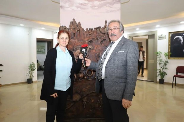 8 Mart Dünya Kadınlar Günü'nün hafta sonuna denk gelmesinden dolayı, Belediye Başkanımız Sn. Mustafa Kenan Sarıtaş, haftanın ilk iş günü belediyemizde çalışan kadın personellerimize çiçek takdim ederek, 8 Mart Dünya Kadınlar Günü'nü kutladı.