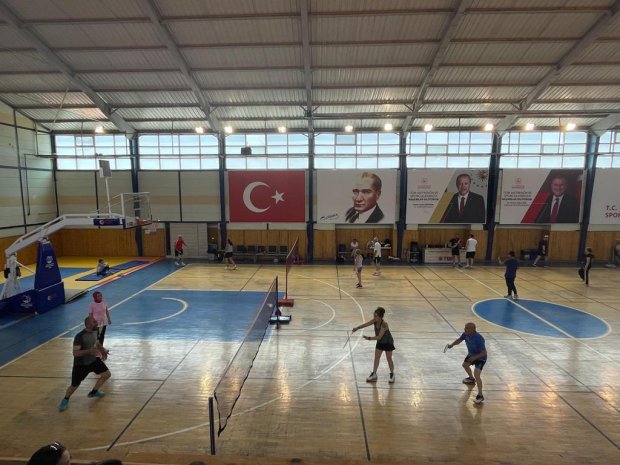 Belediye Başkanımız Veteranlar Badminton Müsabakasına sporculara destek için izleyici olarak katıldı.