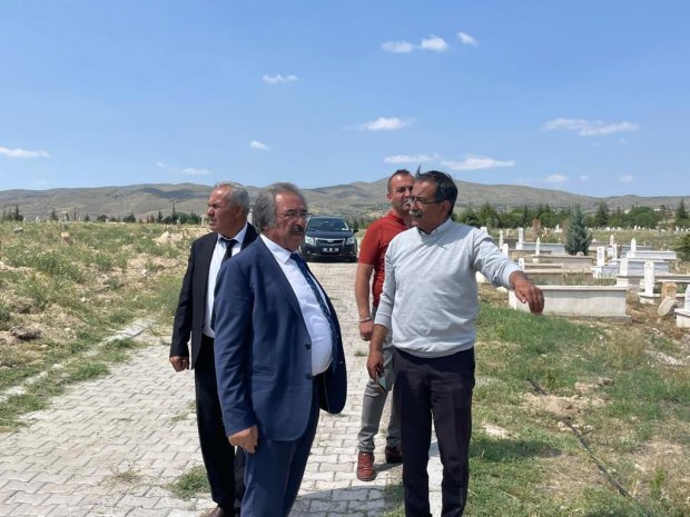 Belediye Başkanımız Sayın Mustafa Kenan Sarıtaş, mezarlıkta sürdürülen temizlik çalışmalarını yerinde inceledi.