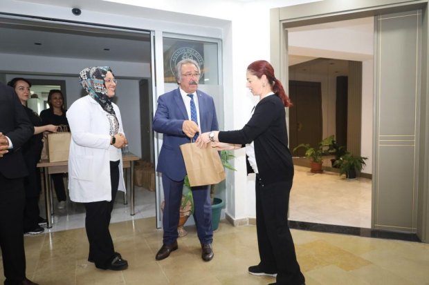 Belediye Başkanımız Sn. Mustafa Kenan Sarıtaş, Kurban Bayramı dolayısıyla belediye binasında ve bağlı hizmet birimlerinde görev yapan personelimizle bir araya gelerek bayramlaştı.