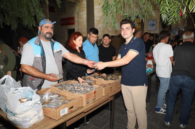 Mübarek Mevlid Kandili vesilesiyle, Belediyemiz Aşevi’nde özenle hazırlanan irmik helvaları, Avanos Şehit Şevket Tekin Merkez Camii’nde hemşehrilerimize ikram edildi.
