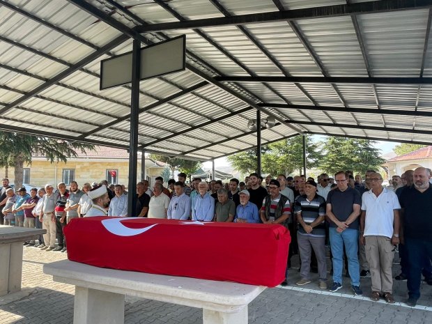 Emekli Komiser Ömer Faruk Güner için Avanos Kabristanlığı’nda İl Emniyet Müdürlüğü Mangası tarafından cenaze töreni düzenlendi.