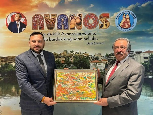 Ayhanlar Köyü İlkokul Müdürü Memiş BÜLBÜL Belediye Başkanımız Mustafa Kenan SARITAŞ'I ziyaret etti.