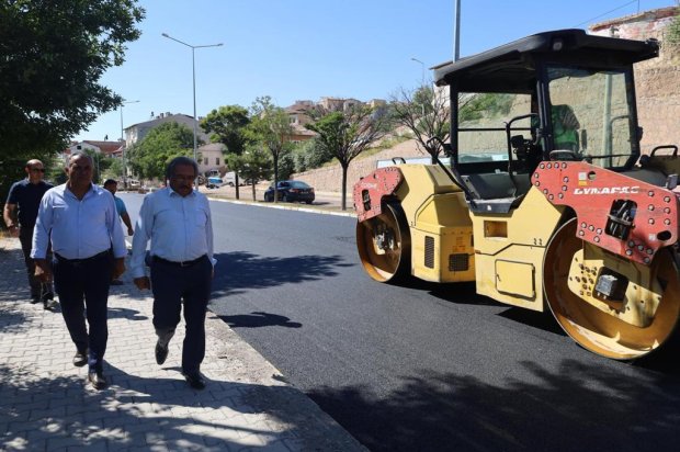 “Avanos’un Çehresini Değiştiren Hizmet: İnönü Caddesi’nde BSK Sıcak Asfalt Atımı Başladı”