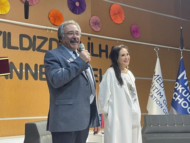 Belediye Başkanımız Sayın Mustafa Kenan Sarıtaş, kıymetli sanatçımız Sayın Türkan Şoray'a Sultan lakabı ile bilindiği için sultanların giydiği gücü temsil eden kaftan formunda Avanos'un geleneksel el sanatlarından Seramik takdim etti.