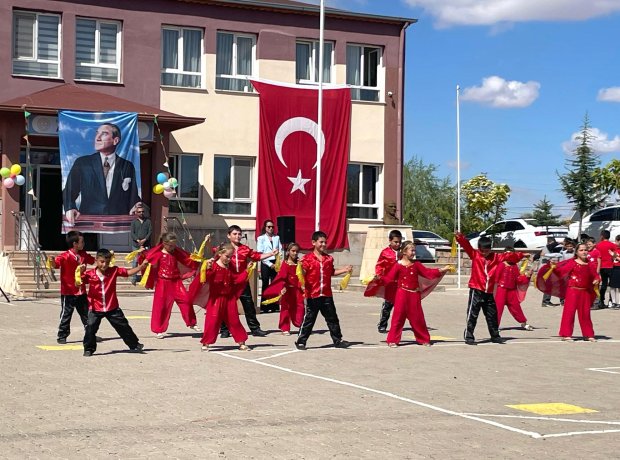 MHP Grup Başkanvekili ve Nevşehir Milletvekilimiz Prof. Dr. Filiz Kılıç, Avanos Kaymakamı Osman Bilici ve Belediye Başkanımız Mustafa Kenan Sarıtaş Ayhanlar İlkokulu tarafından hazırlanan 2024-2025 Eğitim - Öğretim Yılı Okul heyecanı kutlama programı ve A