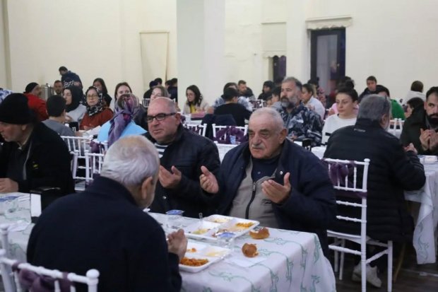 Belediyemiz tarafından düzenlenen geleneksel iftar yemeği, yoğun katılımla devam ediyor.