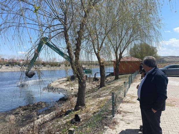 Belediye Başkanımız Sayın Mustafa Kenan Sarıtaş, Kızılırmak Nehri'nde başlatılan ıslah ve temizlik çalışmalarını yerinde inceledi