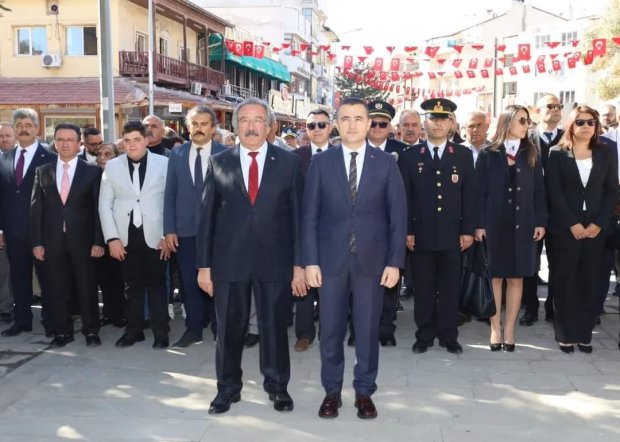 29 Ekim Cumhuriyet Bayramı Dolayısıyla Atatürk Anıtına Çelenk Sunumu Yapıldı