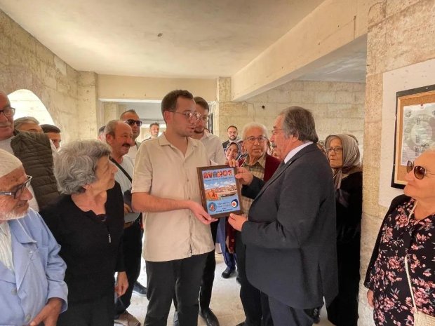 Belediye Başkanımız Mustafa Kenan Sarıtaş, Limba Cafe isimli işyerinin açılış kurdelesini kesip, hayırlı olsun dileklerinde bulundu.
