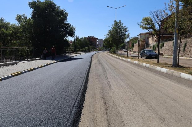 “Avanos’un Çehresini Değiştiren Hizmet: İnönü Caddesi’nde BSK Sıcak Asfalt Atımı Başladı”