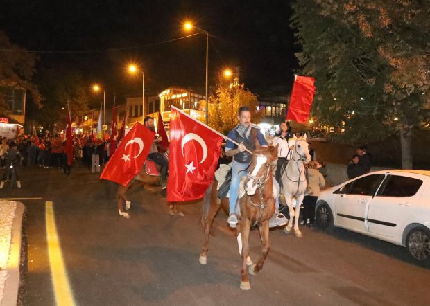 Cumhuriyet coşkusu meydanda yakılan sin sin ateşi ve çalınan marşlarla doyasıya kutlandı.
