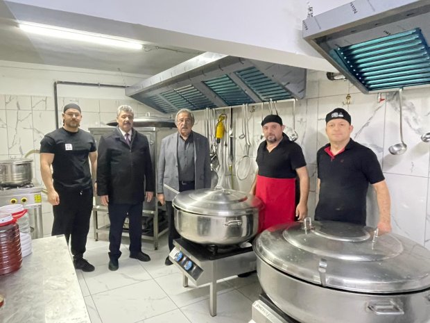 Belediye Başkanımız Sayın Mustafa Kenan Sarıtaş, Ramazan ayı dolayısıyla belediye toplantı salonunda vatandaşlarımıza verilecek iftar yemeği hazırlıklarını yerinde inceleyerek yürütülen çalışmaları kontrol etti.