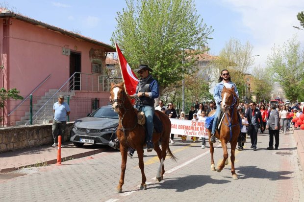 Avanos’ta 23 Nisan Ulusal Egemenlik ve Çocuk Bayramı, Çelenk Sunumu ve Kortej Yürüyüşü ile Başladı