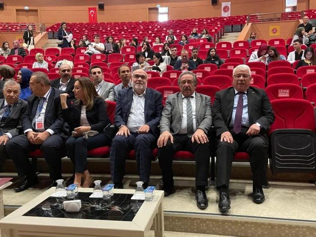 Belediye Başkanımız Mustafa Kenan Sarıtaş, NEVÜ toplantı salonunda Alev Alatlı Anısına Kapadokya'da Matematik teması ile Uluslararası Matematik ve Matematik Eğitimi konferansına katılım sağladı.