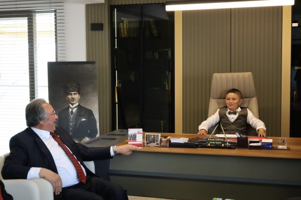 23 Nisan Ulusal Egemenlik ve Çocuk Bayramı kapsamında, Belediye Başkanımız Sayın Mustafa Kenan Sarıtaş, başkanlık koltuğunu sembolik olarak çocuklara devretti.