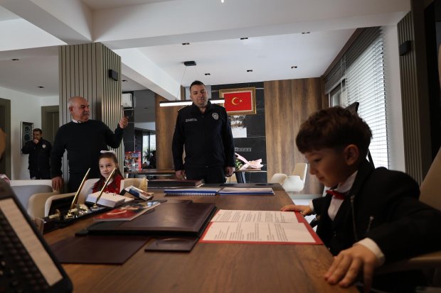 BELEDİYE BAŞKANIMIZ BAŞKANLIK KOLTUĞUNU ÇOCUKLARA DEVRETTİ
