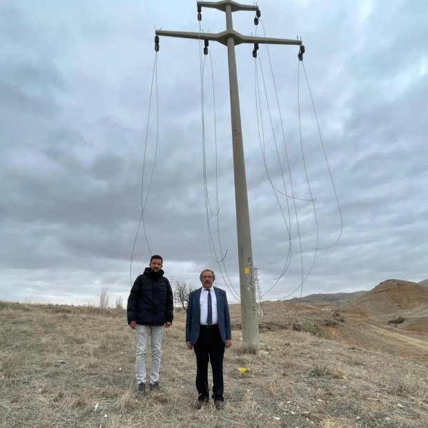 Başkan Sarıtaş Yukarı Mahalle İnönü caddesinden geçen beton elektrik direklerinin Medaş tarafından söküm çalışmalarını inceledi.