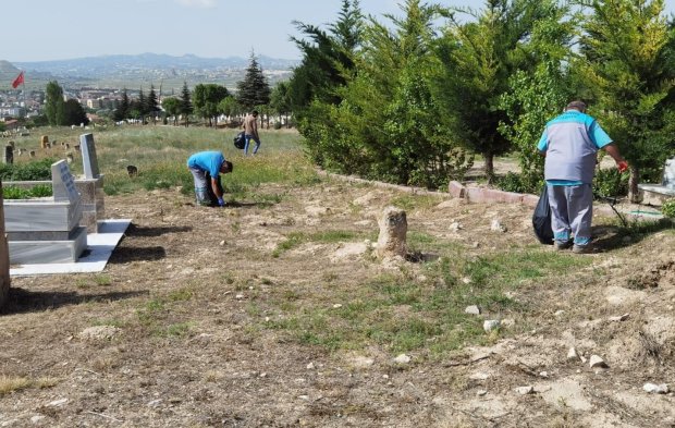 Mezarlıkta Temizlik Çalışmaları Gerçekleştirildi