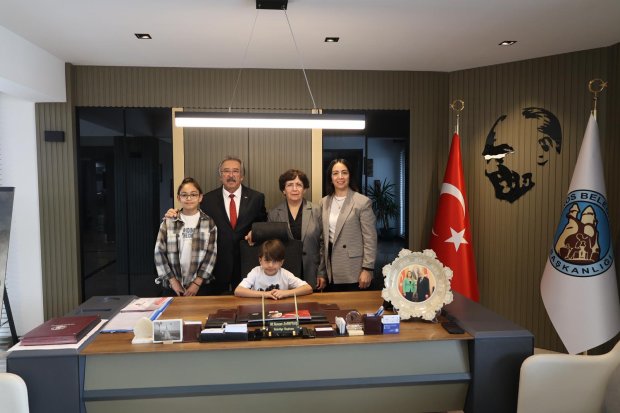 BELEDİYE BAŞKANIMIZ BAŞKANLIK KOLTUĞUNU ÇOCUKLARA DEVRETTİ