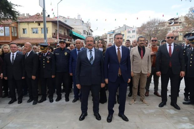 18 Mart Şehitleri Anma Günü ve Çanakkale Deniz Zaferi'nin 110. yıl dönümü dolayısıyla Cumhuriyet Meydanı Atatürk Anıtında tören düzenlendi.