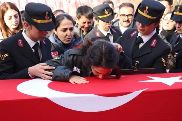 Belediye Başkanımız Mustafa Kenan Sarıtaş, Şehit olan Nevşehirli hemşehrimiz Astsubay Kıdemli Çavuş Hüseyin İpek 'in cenaze törenine katıldı.
