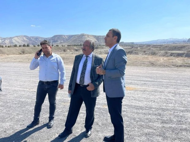 Nevşehir İl Spor ve Gençlik Müdürü Sn. Muhsin Özdemir ve Belediye Başkanımız Sn. Mustafa Kenan Sarıtaş bir araya gelerek, ilçemizde gerçekleştirilmesi planlanan spor yatırımlarıyla ilgili sahada inceleme yaptılar. Yapılan saha çalışmaları ve incelemeler s