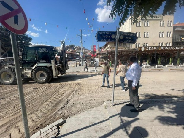 Avanos Çarşı Meydanı’nda, PTT önünden Çarşı Meydanı istikametine uzanan güzergahta, sıcak asfalt çalışmaları öncesinde kilit parke söküm çalışmalarına başlandı.